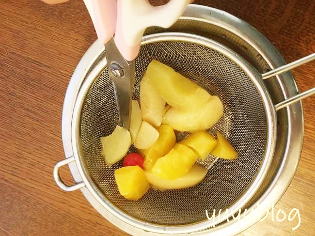 キッチンバサミで果物を切る