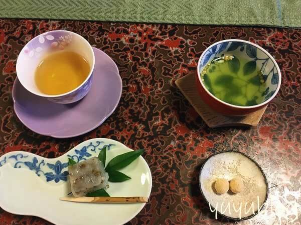 左が大人、右が子供用のお茶とお菓子