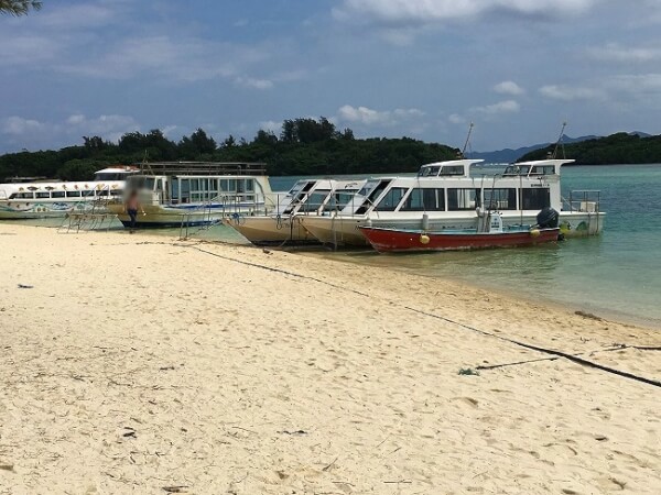 川平湾にうかぶボート