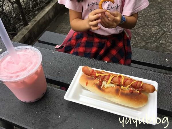 ホットドックとタピオカイチゴミルク