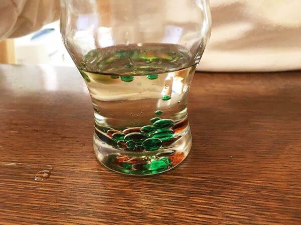 油に色をつけた水を落としたところ