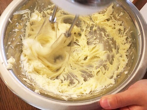 ボウルにクリームチーズを入れ、泡だて器でなめらかに混ぜる