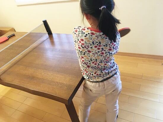 子供が卓球をする姿