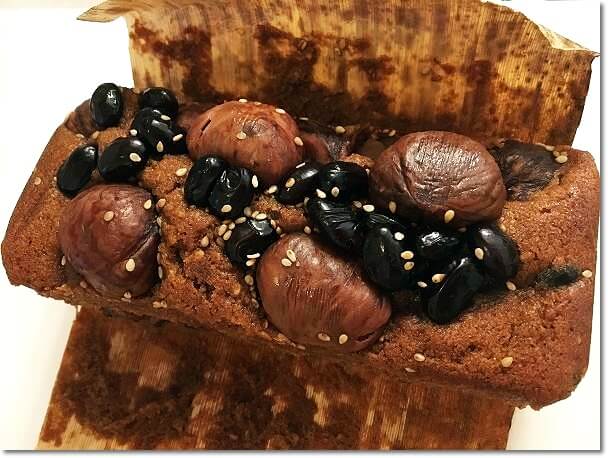 竹の皮に包まれたパウンドケーキには栗と黒豆がたっぷり