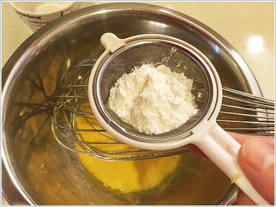 茶こしなどで小麦粉をふるい入れ、よく混ぜる。