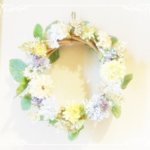 100均リースの作り方。買うのは造花とリースとワイヤーだけ