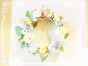 100均リースの作り方。買うのは造花とリースとワイヤーだけ