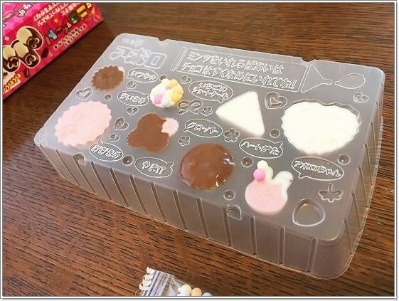 型にチョコとミンツを入れる