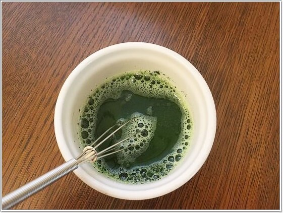 お湯と抹茶を混ぜ合わせる