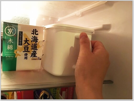 冷蔵庫から味噌を持ち手を持って出す様子