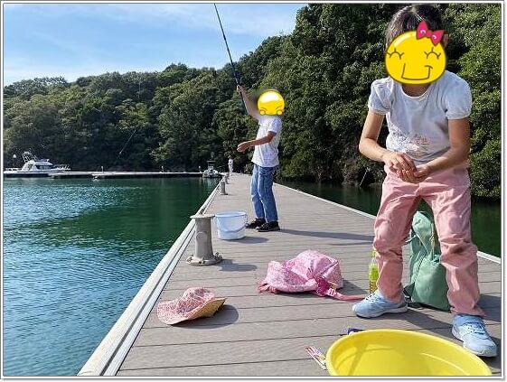 魚釣りをする子供たち