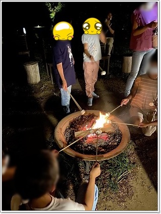 焚火を楽しむ子供たち