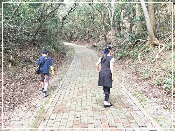 砲台跡への道を歩く子供たち