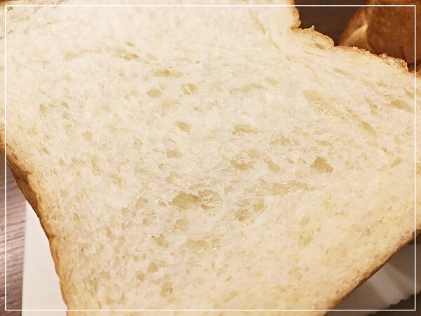フワフワのパンネルの食パンの断面