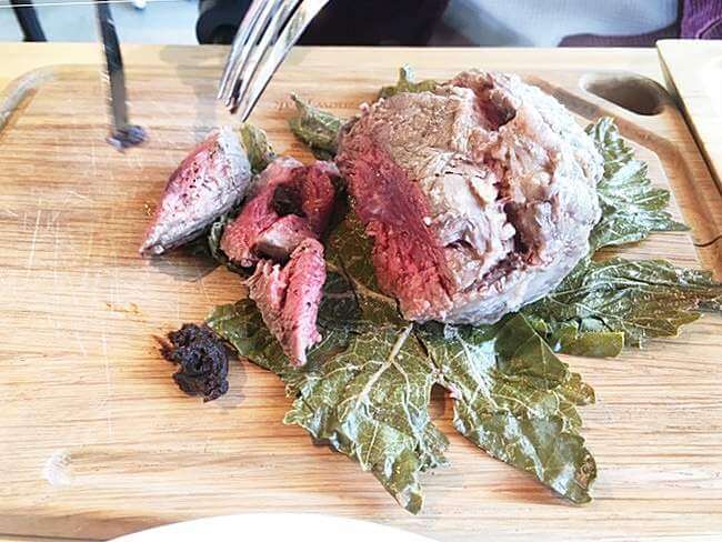 ブドウの葉っぱにつつまれたお肉