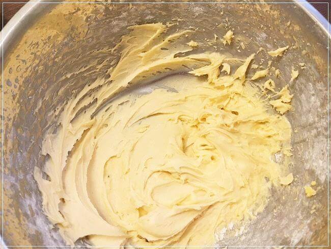 バターにグラニュー糖を入れて混ぜる