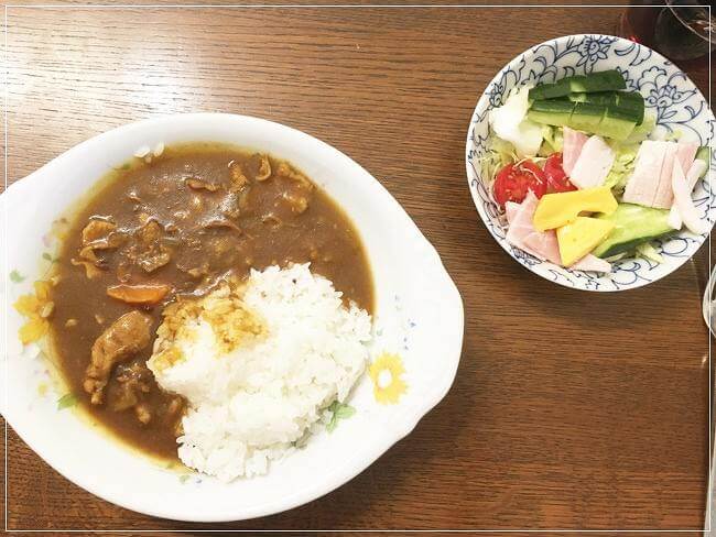 盛りつけも配膳もすべて子どもたちにお願いしたカレーとサラダ