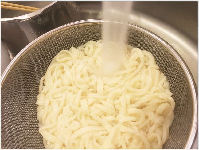 冷水で麺をしめる