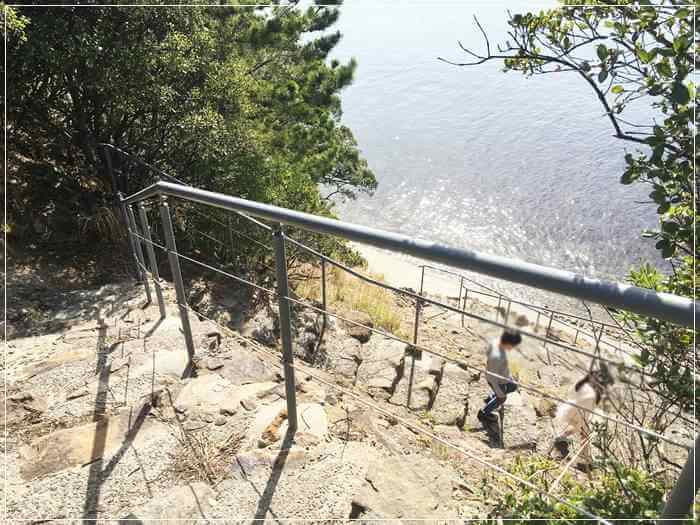 アナガホテルから海へ降りる階段