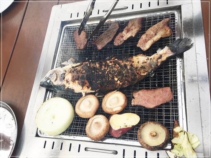 お肉や魚、野菜などを焼いているところ