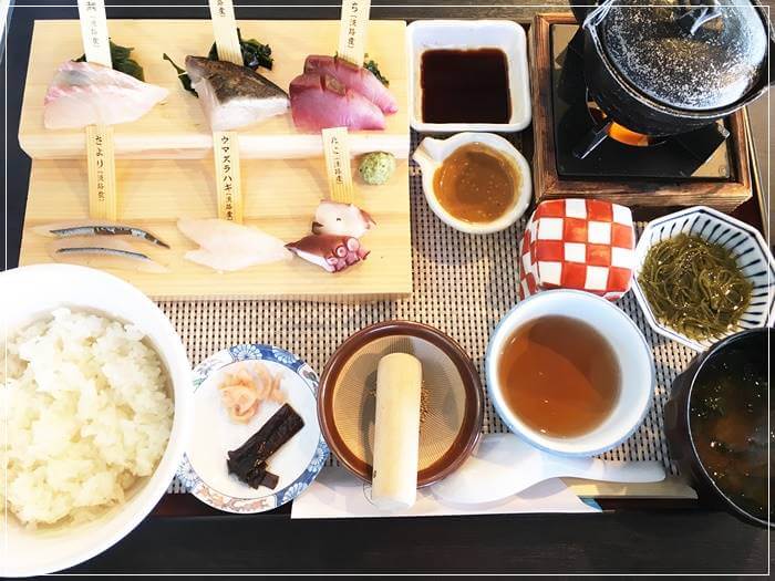 白い海鮮丼