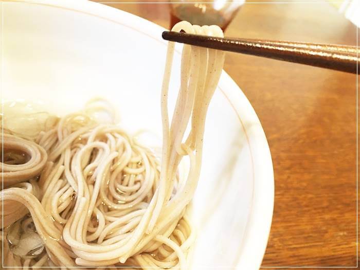 「香りの外一」の麺