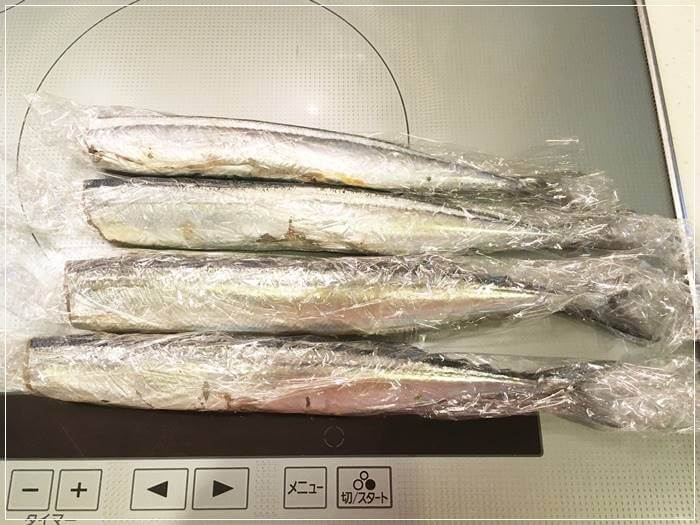 冷凍するためにラップにくるんだ秋刀魚