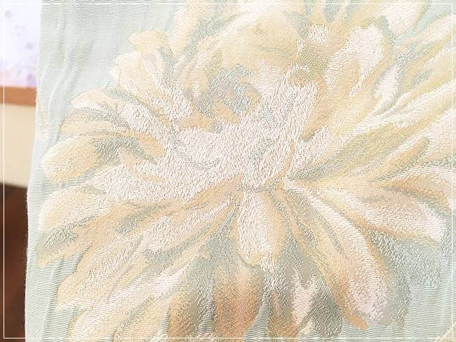 サンゲツの刺繍のような花模様のカーテン