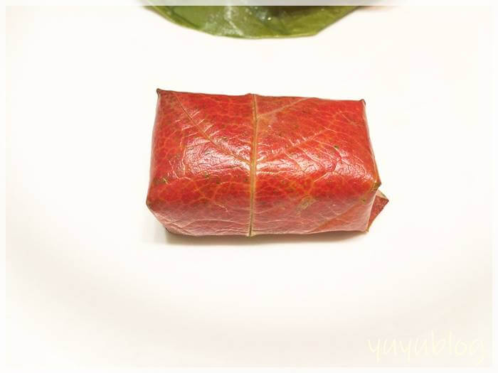 「山の辺」の紅葉柿の葉寿司が包まれている様子