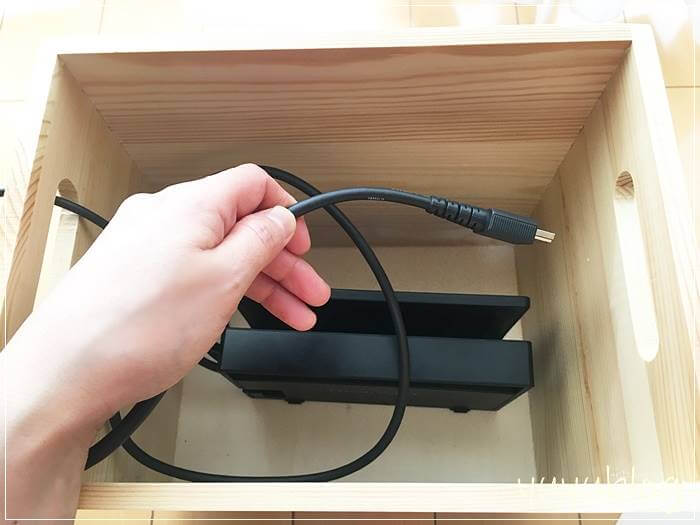 HDMIコードだけ使い終わったら収納ボックスに持ち手からひっぱって中に入れる