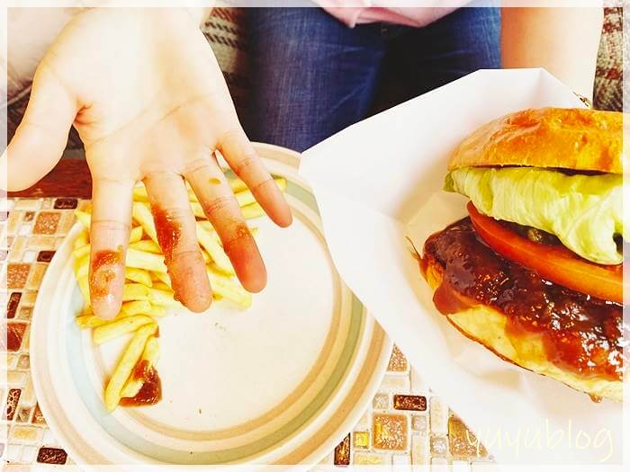 鳳ハンバーガー「レイドバック」のハンバーガーを食べて手がべとべとになった