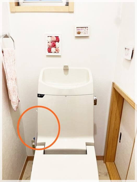 「流せるトイレブラシ」をフックにかけて収納すると目立たない