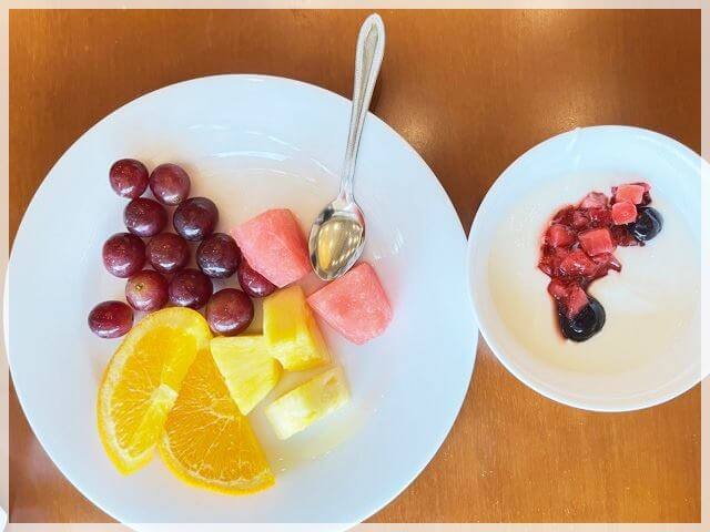 ハイアットリージェンシー大阪の朝食のフルーツとヨーグルト