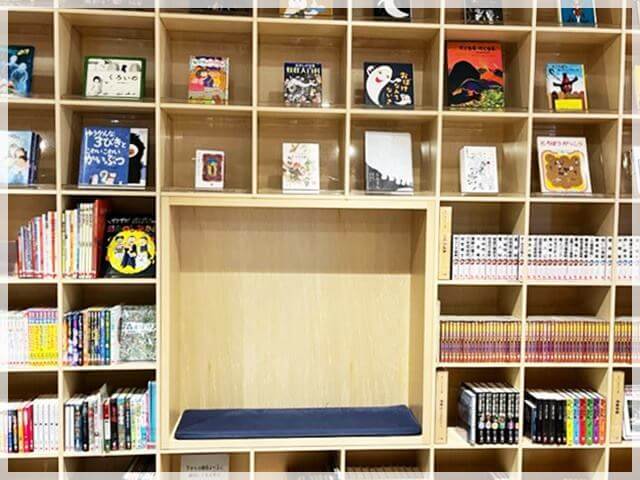 「子ども本の森」の本棚にある読書できる場所