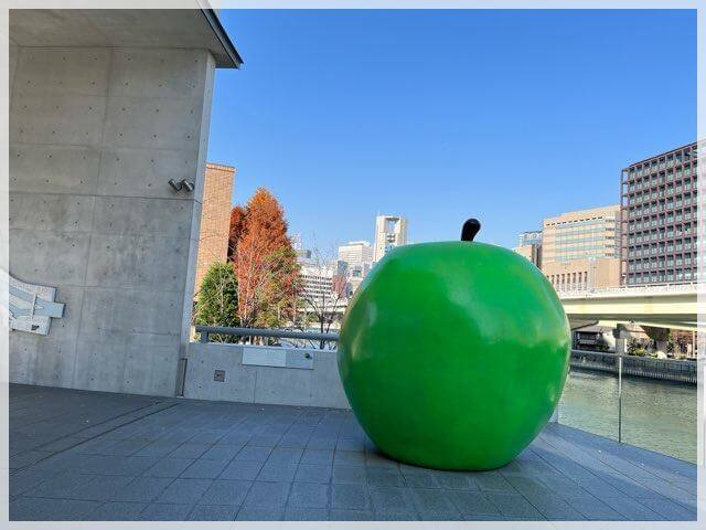 「子ども本の森」の安藤忠雄さんのシンボルの青りんごのオブジェ