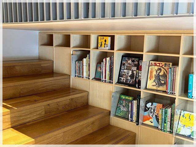 「子ども本の森」の階段と通路のスキマにも本棚がある