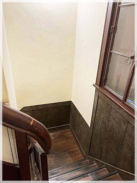 五感北浜本店のカフェに通じる階段
