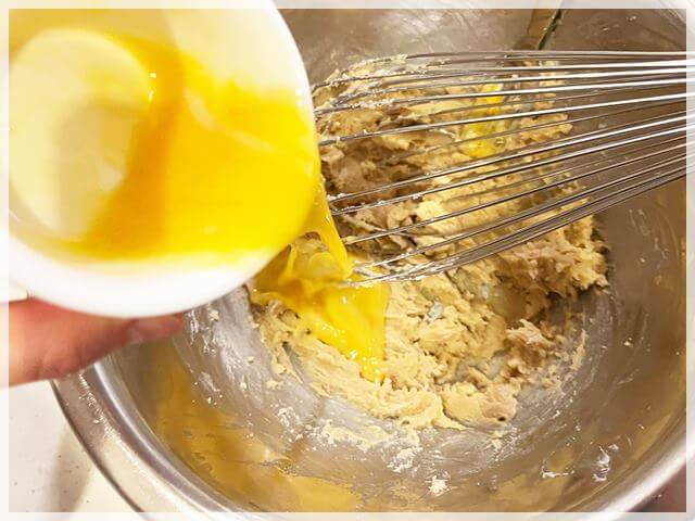 オートミールクッキーのレシピ③卵を入れる