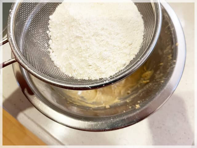 オートミールクッキーのレシピ④小麦粉を入れる