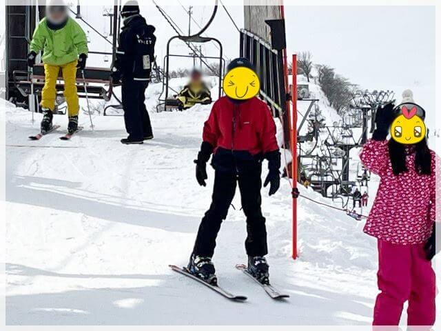 琵琶湖バレイのスキースクールを受講してリフトの乗り降りができるようになった子ども達