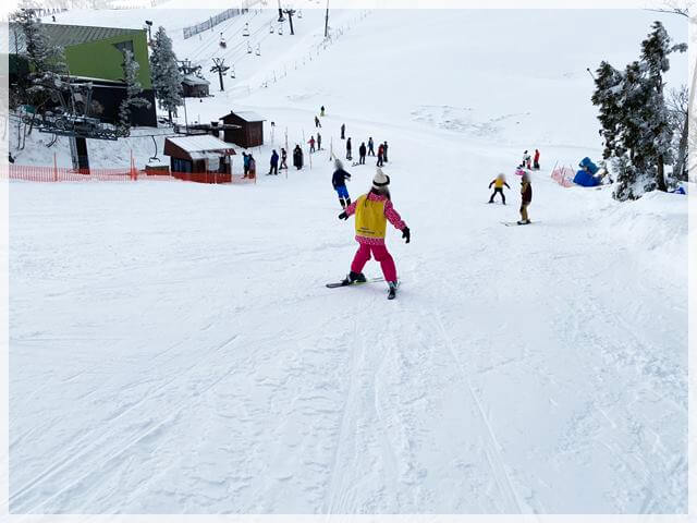 琵琶湖バレイのスキー場でプライベートレッスンを受けて滑る子ども達