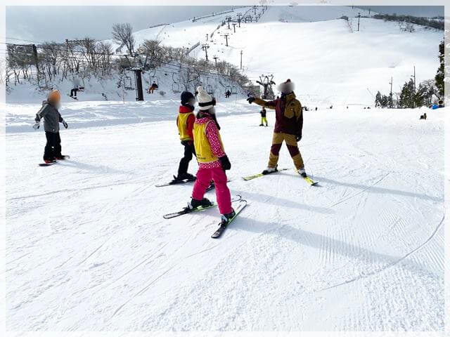 琵琶湖バレイのスキー場のプライベートレッスンを受ける子ども達
