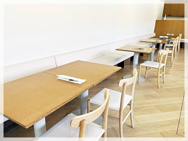 京セラ美術館カフェ「エンフューズ」のソファ席