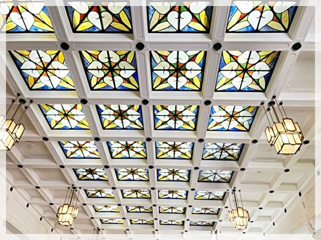 京セラ美術館カフェ「エンフューズ」のステンドガラスの天井