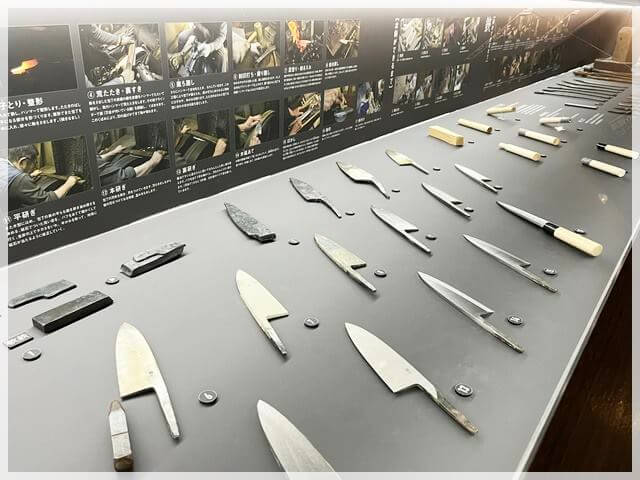 堺伝匠館２階にある刃物の製造方法の展示