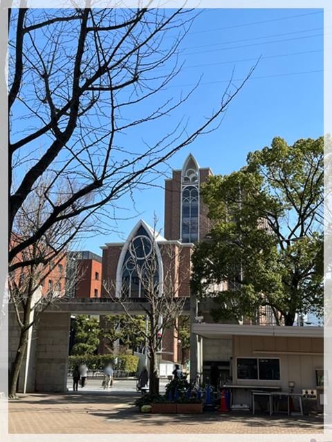 近大東大阪キャンパスのチャーチのような荘厳な建物の経済学部のB館