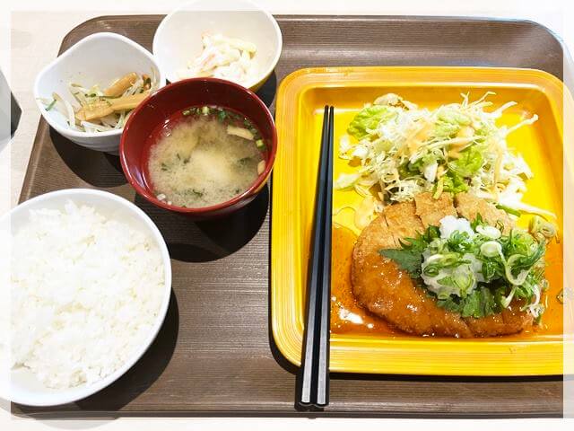 近大東大阪キャンパスの食堂のトンカツ定食