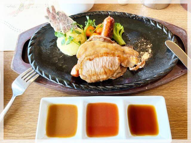 アドベンチャーワールドのレストラン「ジャンボ」の「熊野牛ハンバーグ＆塩麴チキン」