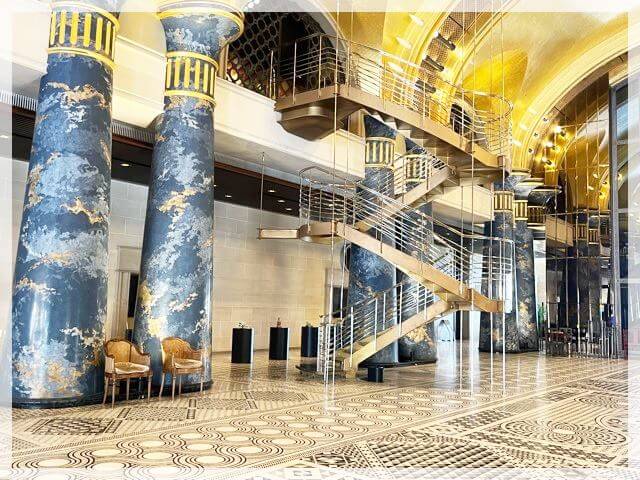 ホテル川久の金色の螺旋階段