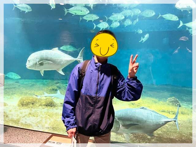 京都大学白浜水族館でロウニンアジと写真を撮る息子